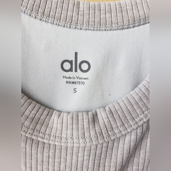 ALO Yoga Light Gray Ribbed Spirts Bra - Picture 7 of 9